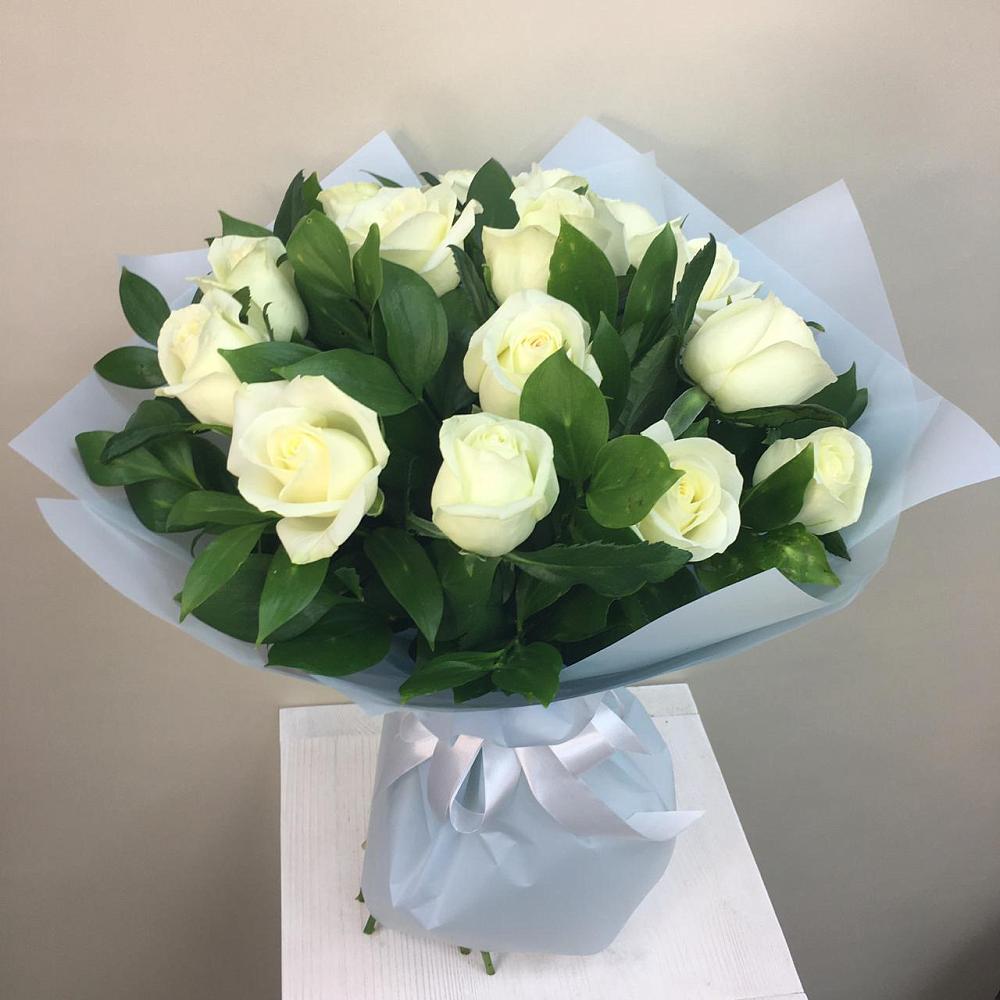 Букет 15 Белых роз Проуд в Новый Городок