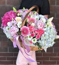 Композиция солнечный день в Новый Городок Цветочная композиция из Розы, Хризантемы, Пионы и Лизиантусы в корзине в Новый Городок