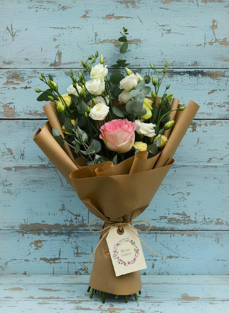 Букет цветов из: Розы и Лизиантусы в Новый Городок