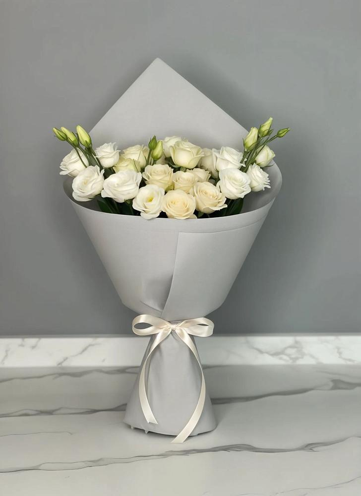 Букет цветов из: Розы и Лизиантусы в Новый Городок