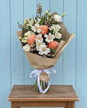 Букет цветов из:  Альстромерии, Лизиантусы, Розы и Хризантемы в Новый Городок