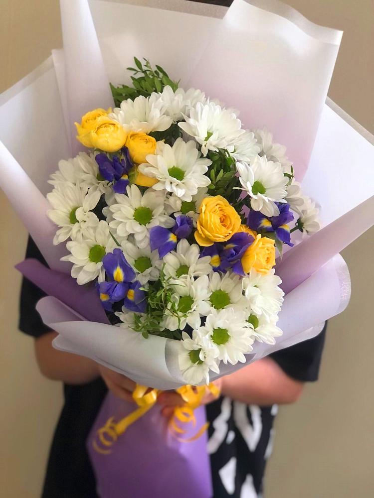 Букет цветов из: Ирисы, Хризантемы и Розы в Новый Городок