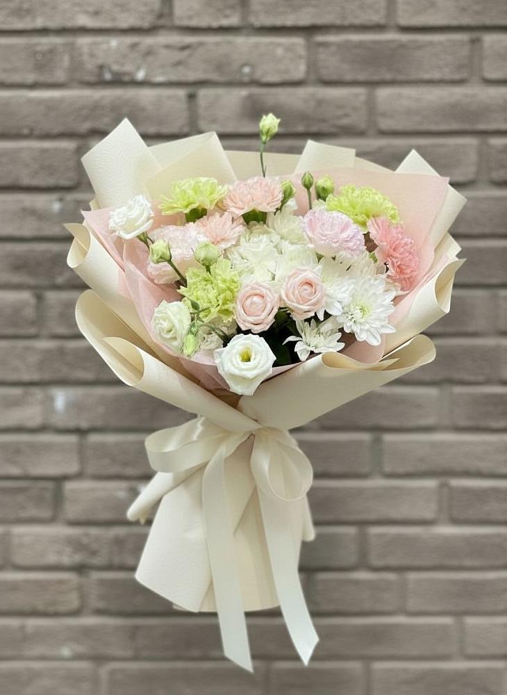 Букет цветов из: Гвоздики, Розы, Лизиантусы и Хризантемы в Новый Городок
