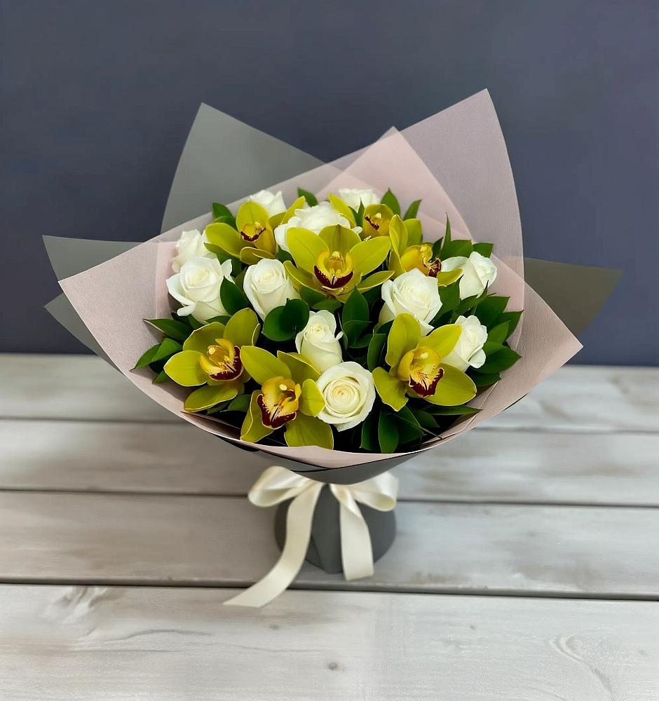 Букет цветов из: Орхидеи и Розы в Новый Городок