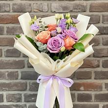Букет цветов из:  Лизиантусы и Розы в Новый Городок