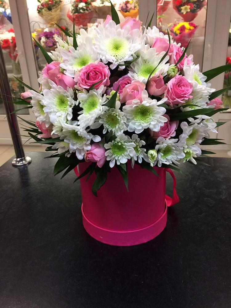 Цветочная композиция из Розы и Хризантемы в шляпной коробке в Новый Городок