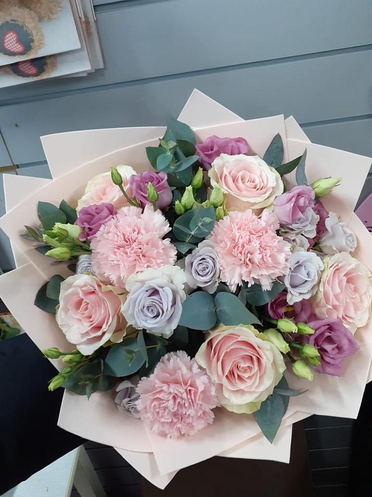 Букет цветов из: Розы, Гвоздики и Лизиантусы в Новый Городок