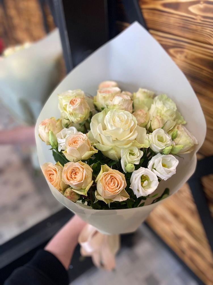 Букет цветов из: Розы и Лизиантусы в Новый Городок