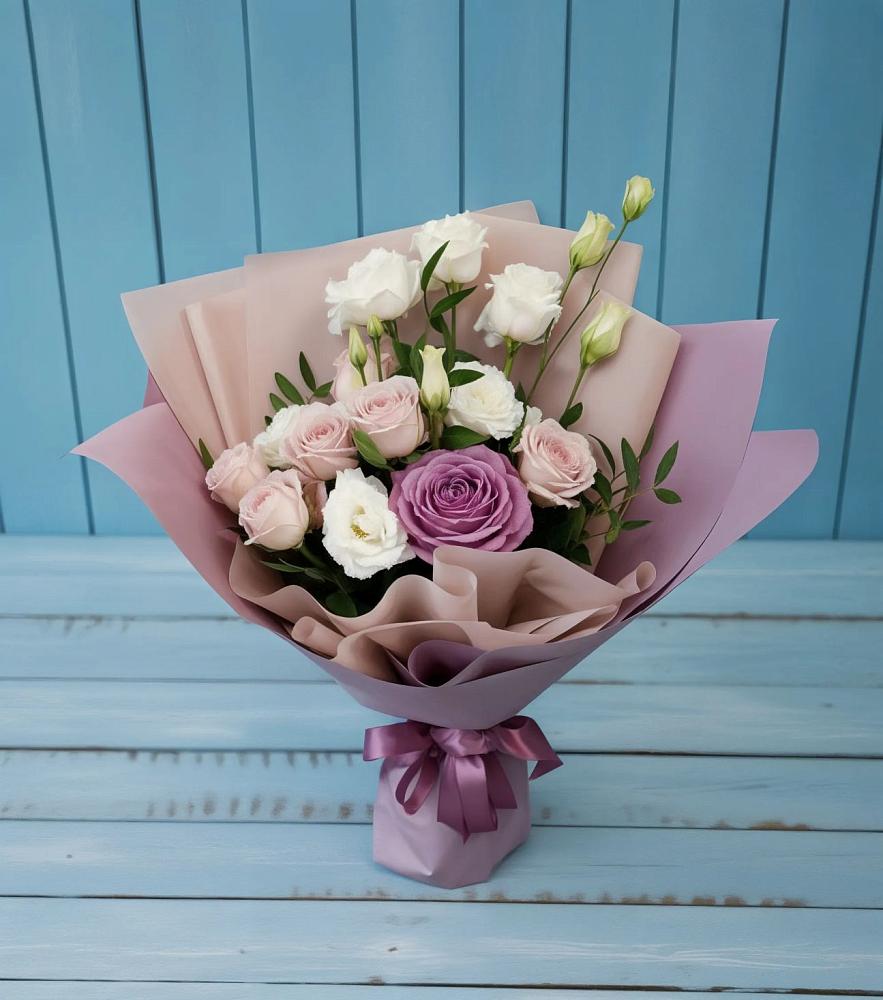 Букет цветов из: Розы и Лизиантусы в Новый Городок